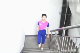 美女回家被强制tk挠脚心 - G071